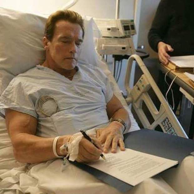 Imagen: (Arnold "ha Vuelto" Después de la Operación a Corazón Abierto. 