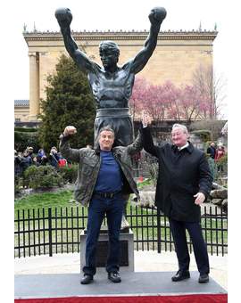 Imagen: (Aprovechando el Rodaje de CREED 2, Sylvester Stallone no se quiso perder la Reinstalación de la Placa Perdida de la Estatua de Rocky en Philadelphia. 
