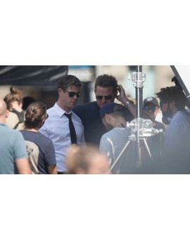 Primeras Imágenes de "Chris Hemsworth" con el Traje de (MEN IN BLACK). 