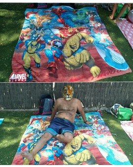 Aquí en la Piscina con éstas calores y mi toalla de MARVEL je je je. 