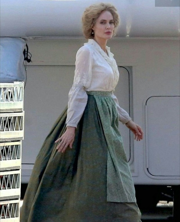 "Angelina Jolie" Estrena Look en el Rodaje de (COME AWAY). 