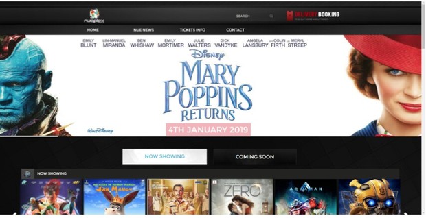 Un Cine de Estados Unidos Promociona (EL REGRESO DE MARY POPPINS) con la Imagen de "Michael Rooker".