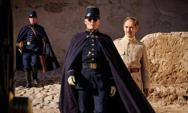 "Johnny Depp y Robert Pattinson" en (Waiting for the Barbarians). 