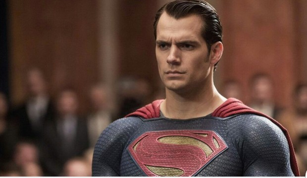"Henry Cavill" Afirma que la capa de (Superman) esta en el armario.. Pero sigue siendo suya. 