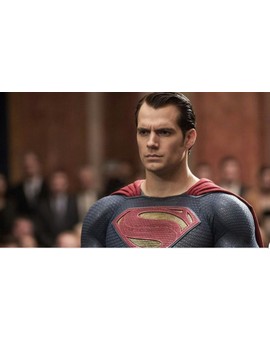 "Henry Cavill" Afirma que la capa de (Superman) esta en el armario.. Pero sigue siendo suya. 
