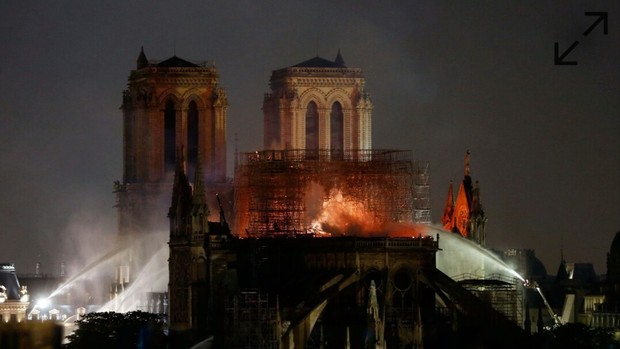"Jean Jacques Annaud" Quemará (Notre Dame). 