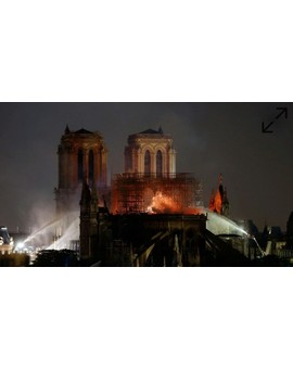 "Jean Jacques Annaud" Quemará (Notre Dame). 