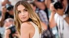 Ana-de-armas-en-the-gray-man-con-evans-y-gosling-en-el-thriller-de-los-hermanos-russo-c_s