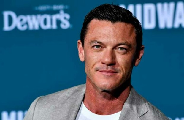 "Luke Evans" Firma para el Nuevo (Pinocho) de Disney. 