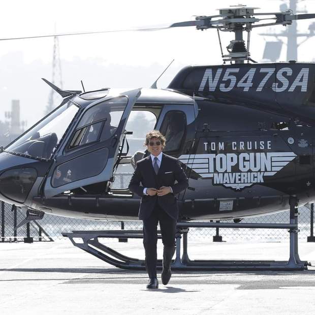 Así llegó "Tom Cruise" a la premier de (Top Gun: Maverick) Pilotando un helicóptero.