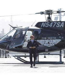 Así llegó "Tom Cruise" a la premier de (Top Gun: Maverick) Pilotando un helicóptero.