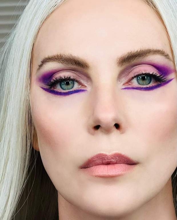 Charlize Theron comparte esta imagen con el siguiente mensaje: CONOCE A CLEA.