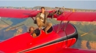Tom-cruise-promociona-top-gun-y-mision-imposible-con-una-arriesgada-acrobacia-en-el-aire-c_s