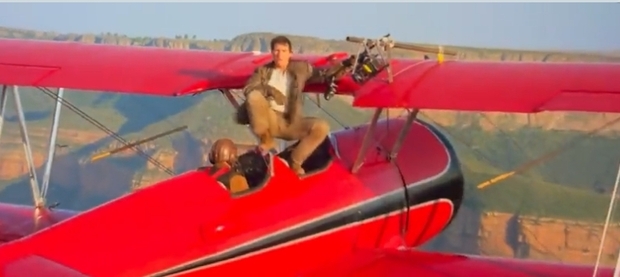 Tom Cruise promociona 'Top Gun' y 'Misión Imposible' con una arriesgada acrobacia en el aire
