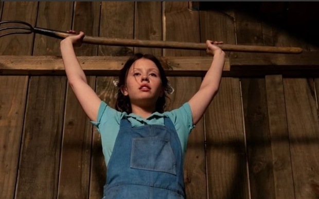 (MaXXXine) cerrará la trilogía de Ti West tras "X" y "Pearl" y primer teaser.