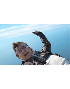 Tom Cruise te felicita la Navidad lanzándose desde un avión.
