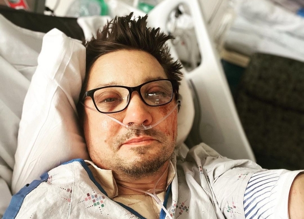 Jeremy Renner publica una imagen de su recuperación y agradece el apoyo de los fans