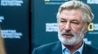 Retiran-los-cargos-contra-alec-baldwin-por-la-muerte-por-un-disparo-de-la-directora-de-fotografia-c_s