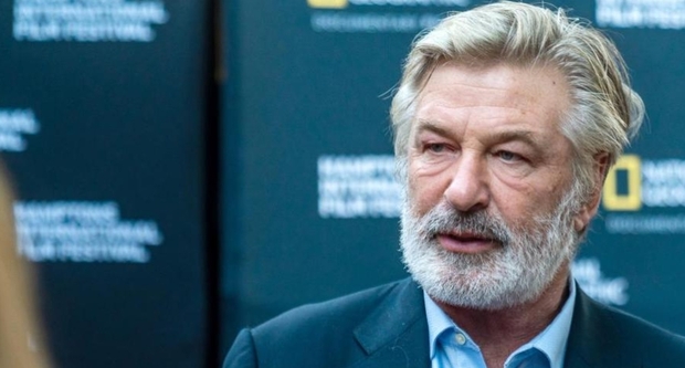 Retiran los cargos contra Alec Baldwin por la muerte por un disparo de la directora de fotografía.
