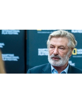 Retiran los cargos contra Alec Baldwin por la muerte por un disparo de la directora de fotografía.