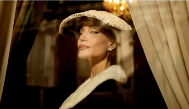 Angelina Jolie es Maria Callas: primeras fotos del biopic de la cantante de ópera.