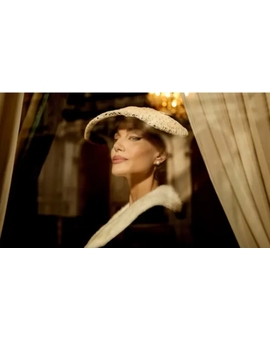 Angelina Jolie es Maria Callas: primeras fotos del biopic de la cantante de ópera.