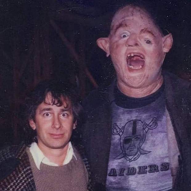 Imagen: "Steven Spielberg y John Matuszak en el set de rodaje de (Los Goonies).