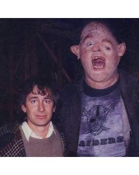 Imagen: "Steven Spielberg y John Matuszak en el set de rodaje de (Los Goonies).