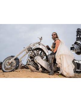 Imagen de "Chris Hemsworth" en (Furiosa) el señor de la guerra Dementus