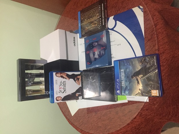 Los reyes se han portado bien  Conmigo pero me queda recoger regalos
