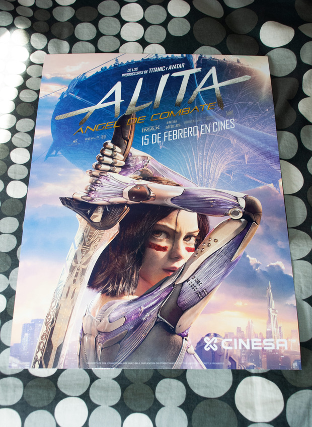 Póster de Alita: Ángel de Combate de Cinesa y pequeña impresión.