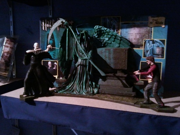 Enfrentamiento de voldemort y harry potter en la tumba de los riddle