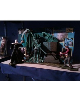 Enfrentamiento de voldemort y harry potter en la tumba de los riddle