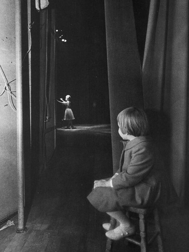 Madre e hija sobre el escenario en Las Vegas, Debbie y Carrie (1963)