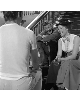 Julie Andrews y Dick van Dyke en una pausa de rodaje de Mary Poppins - 1963