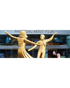 Aparece esta gigantesca figura en Londres. Lalaland