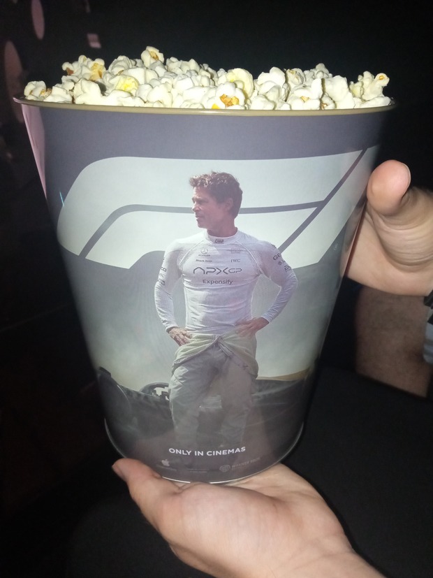 En el cine viendo f1