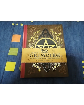 Fotos del libro Buffy the Vampire Slayer The Official Grimoire A magical history of Sunnydale