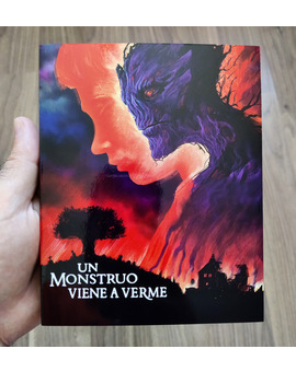 Custom Slipcover Un Monstruo Viene a Verme