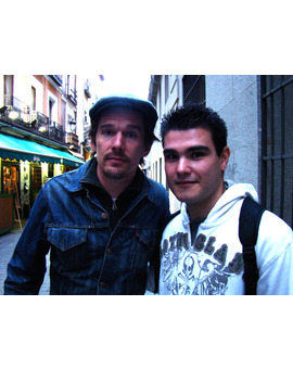 Con Ethan Hawk