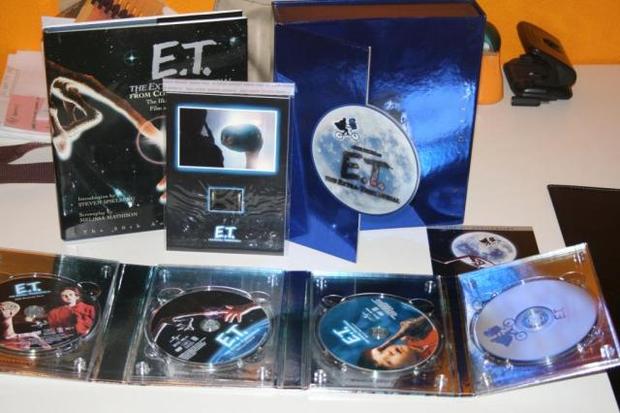 E.T. - The Ultimate Gift Set (USA)