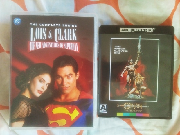 Lois y Clark aterriizan en casa acompañados de Conan el bárbaro 