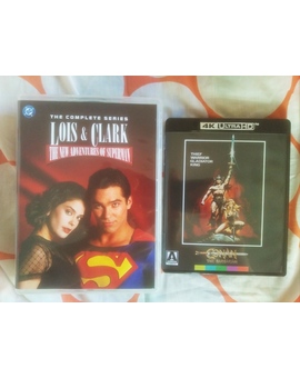 Lois y Clark aterriizan en casa acompañados de Conan el bárbaro 