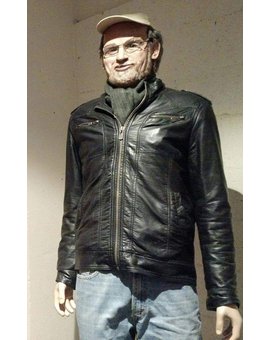 Juro que según el museo de cera de Benidorm,... "Esto" es Steven Spielberg 