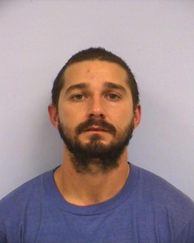 Shia Labeouf sigue dándonos días de gloria....