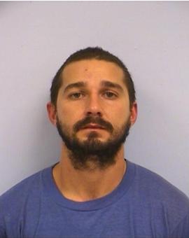 Shia Labeouf sigue dándonos días de gloria....