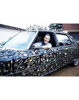 Uri Geller ("Muertos de Risa" de De la Iglesia) colecciona cucharas. 