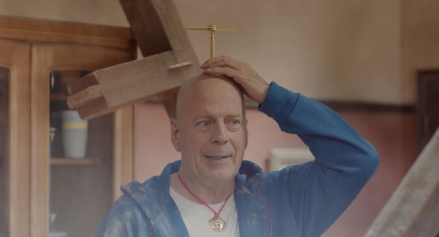 ...y Bruce Willis hace de Doraemon en un anuncio. 