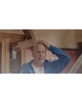 ...y Bruce Willis hace de Doraemon en un anuncio. 