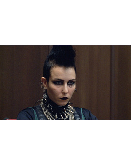 Después de cambiarle la raza a Ana Bolena, Hamlet cambia de sexo.